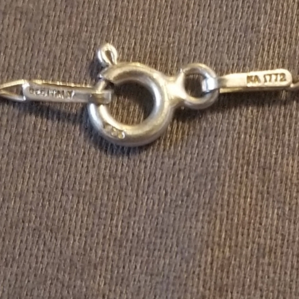 Elegant Silver Star Pendant Necklace - Picture 9 of 10